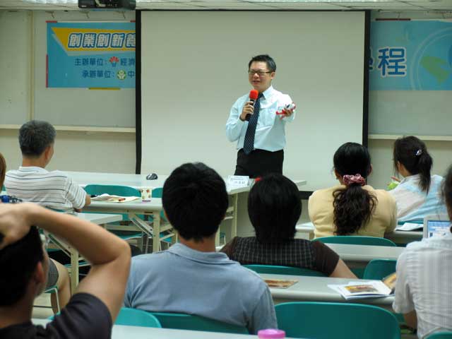 江亙松顧問應邀至青創總會演講，題目「創業菁英必修學程-電子商務班_溝通無國界~E-Marketing篇」