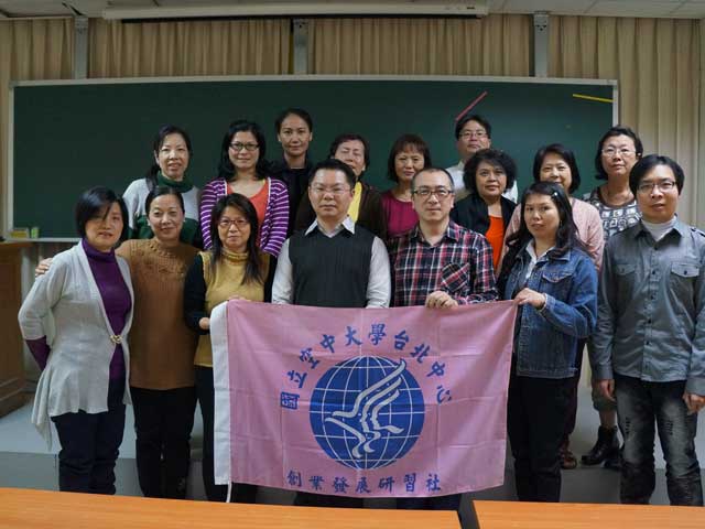 江亘松顧問在空中大學創業發展研究社演講<大陸人的行銷智慧>後與同學合影